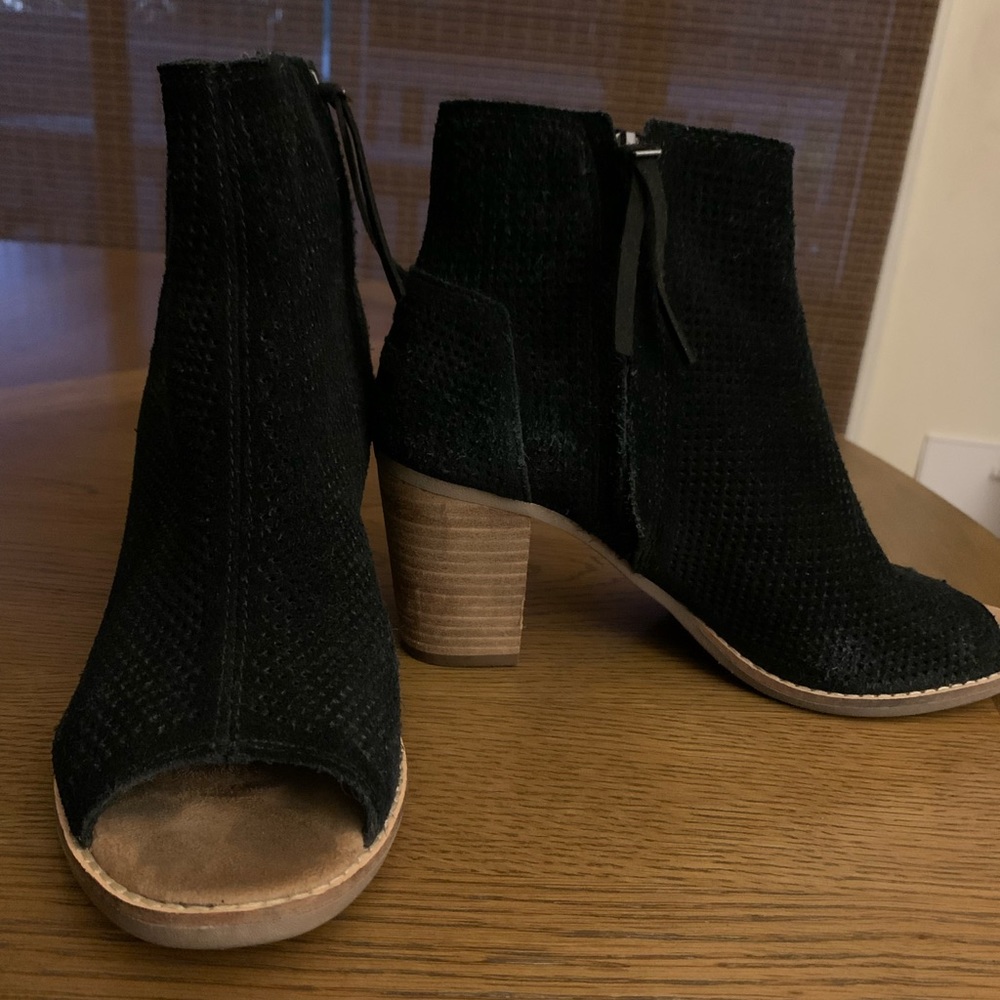 Tom’s Black Suede Shoe, size 8